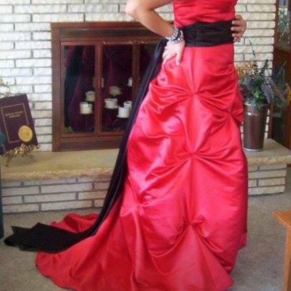Red formal gown - Picture 2 of 3